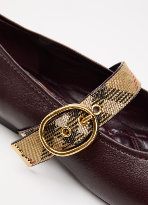 Burberry Ballerina van lamsleer - detail 5 bordeauxrood