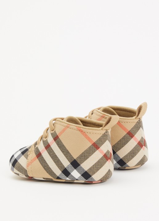 Burberry Corby babyschoentje - achterkant zand