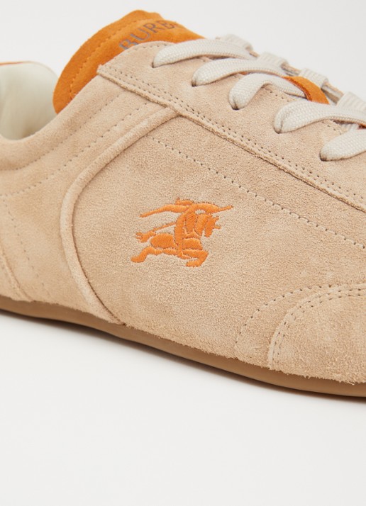 Burberry Knight sneaker van kalfssuède - detail 4 beige
