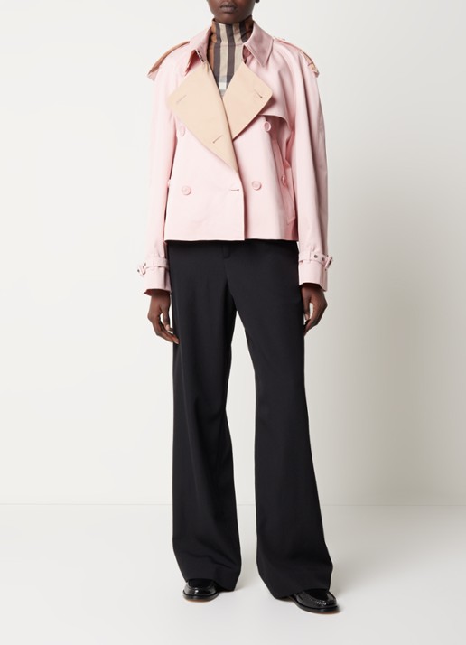 Burberry Oversized cropped trenchcoat met klepzakken - voorkant 2 lichtroze