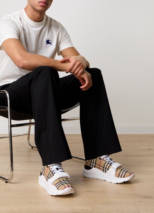 Burberry Regis sneaker met kalfsleren details - voorkant 7 beige