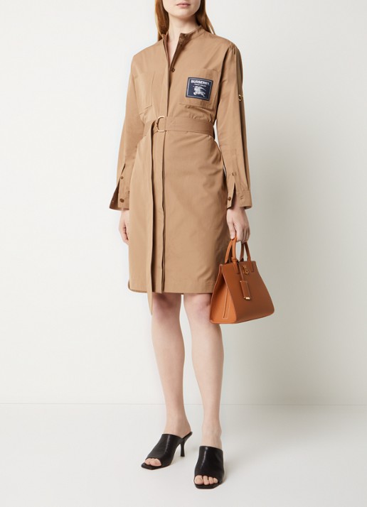 Burberry Sofia midi blousejurk met borstzak en strikceintuur - voorkant 5 camel