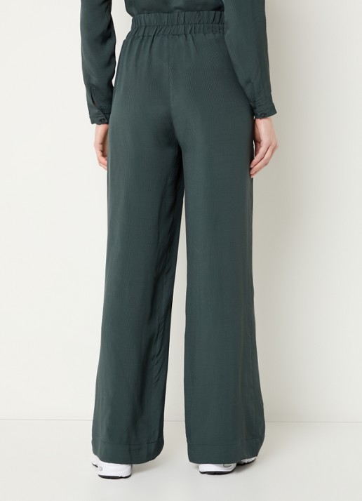by-bar Benji high waist loose fit pantalon van satijn met steekzakken - achterkant 4 donkergroen