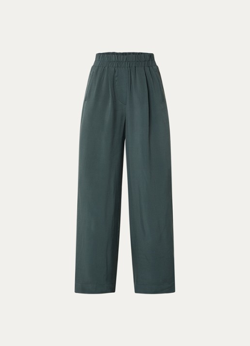 by-bar Benji high waist loose fit pantalon van satijn met steekzakken - voorkant 2 donkergroen