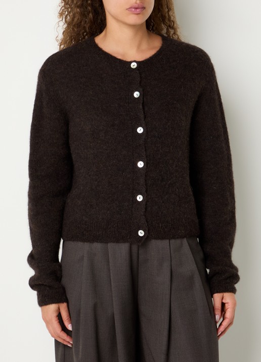 by-bar Cleo fijngebreid vest in alpaca wolblend - detail donkerbruin