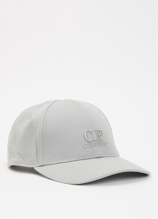 C.P. Company Gabardine pet met logoborduring - voorkant grijs
