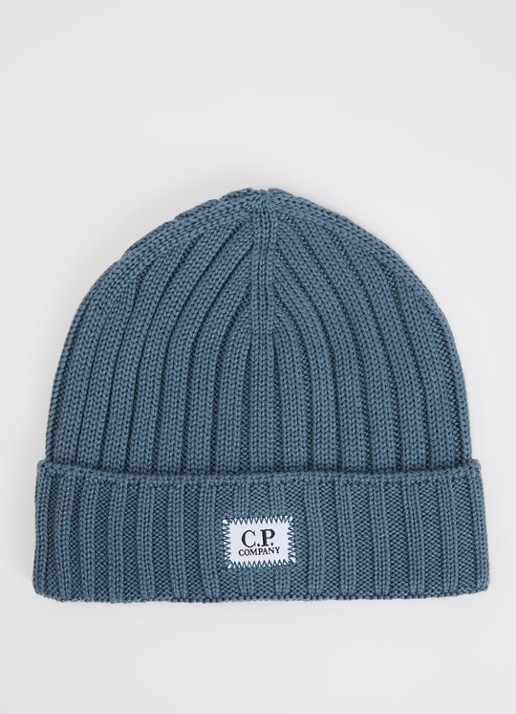 C.P. Company Grofgebreide muts van merino wol met logo - voorkant staalblauw