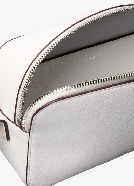 Calvin Klein Crossbodytas met logo - detail 2 wit