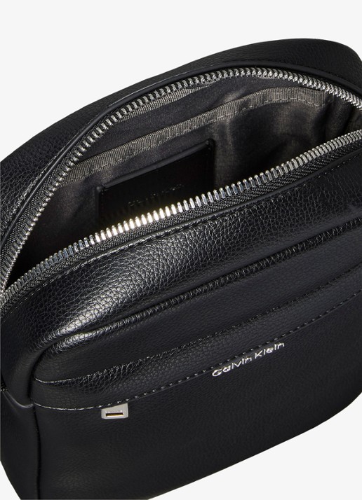 Calvin Klein Crossbodytas met verstelbare schouderriem en logo - detail 4 zwart