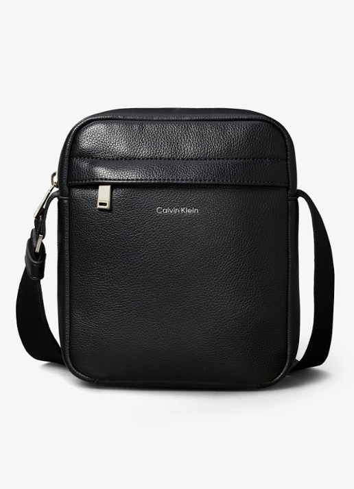 Calvin Klein Crossbodytas met verstelbare schouderriem en logo - voorkant zwart