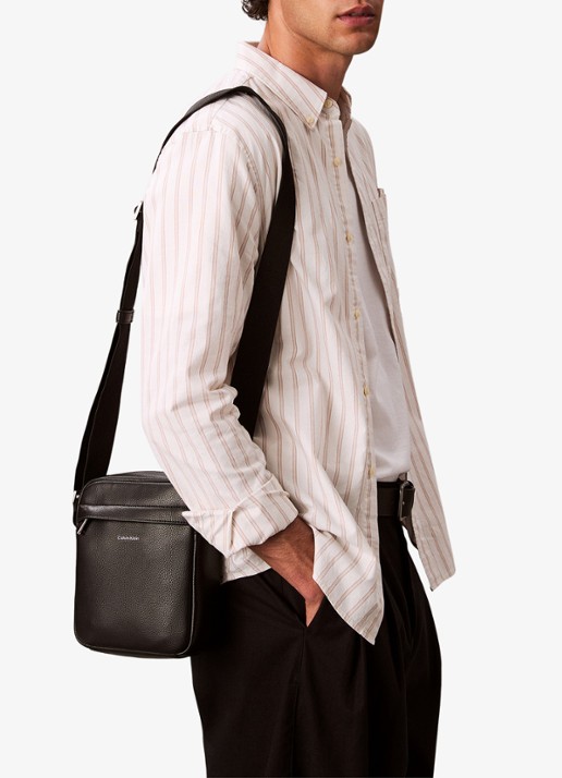 Calvin Klein Crossbodytas met verstelbare schouderriem en logo - voorkant 2 zwart