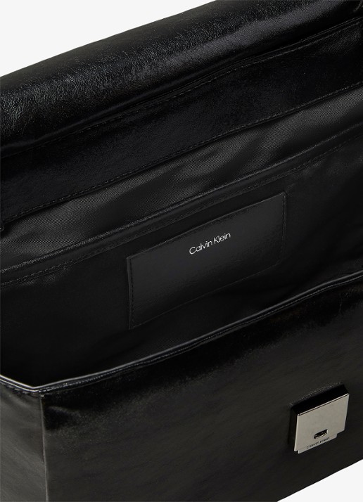 Calvin Klein Gewatteerde schoudertas met 13 inch latopvak en glanzende finish  - detail zwart