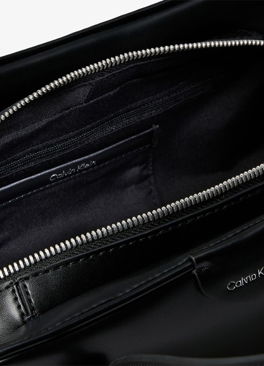 Calvin Klein Schoudertas met logo - detail 5 black-ub1 /  zwart