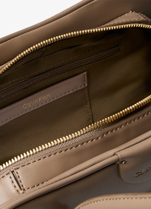 Calvin Klein Schoudertas met logo - detail 2 desert taupe-vfu /  beige