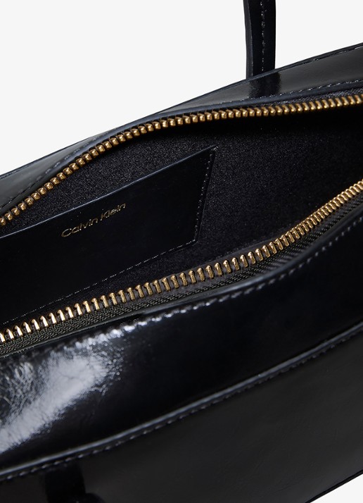 Calvin Klein Schoudertas met logo - detail 2 black-ub1 /  zwart