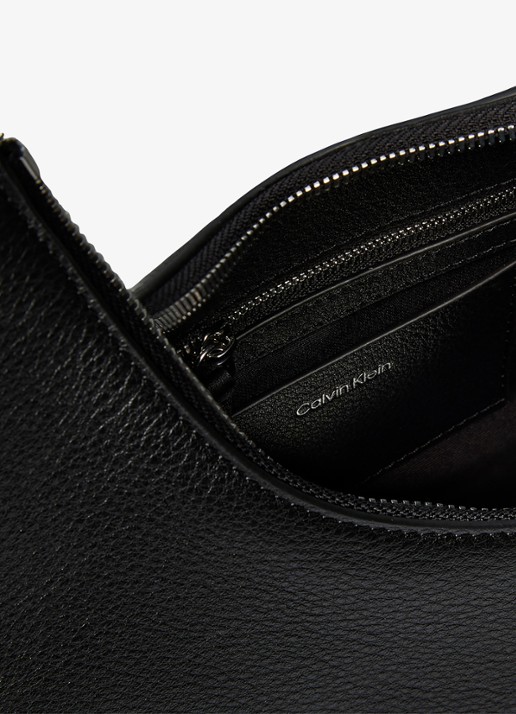 Calvin Klein Schoudertas van leer - detail 3 black-ub1 /  zwart
