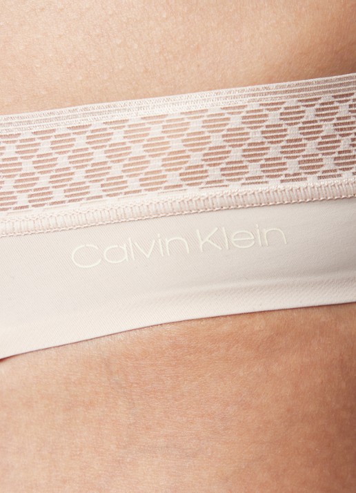 Calvin Klein Seductive Comfort string met kant - detail 2 zalmroze