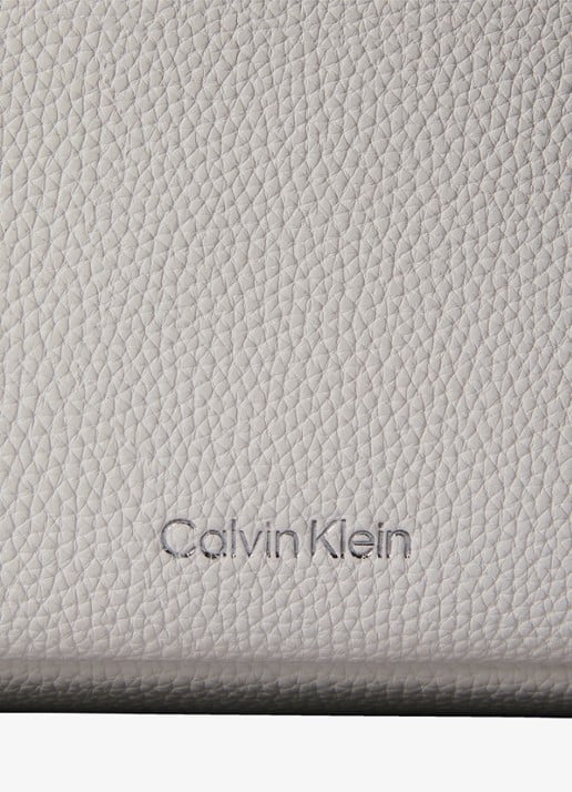 Calvin Klein Slouchy Medium schoudertas met structuur en logo  - detail 2 wit