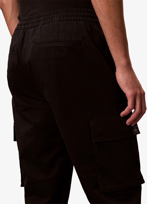 Calvin Klein Tapered fit cargobroek met logo - detail 3 zwart