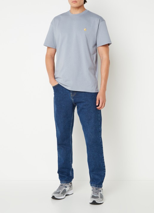 Carhartt WIP Chase T-shirt met logo - voorkant 2 blauwgrijs