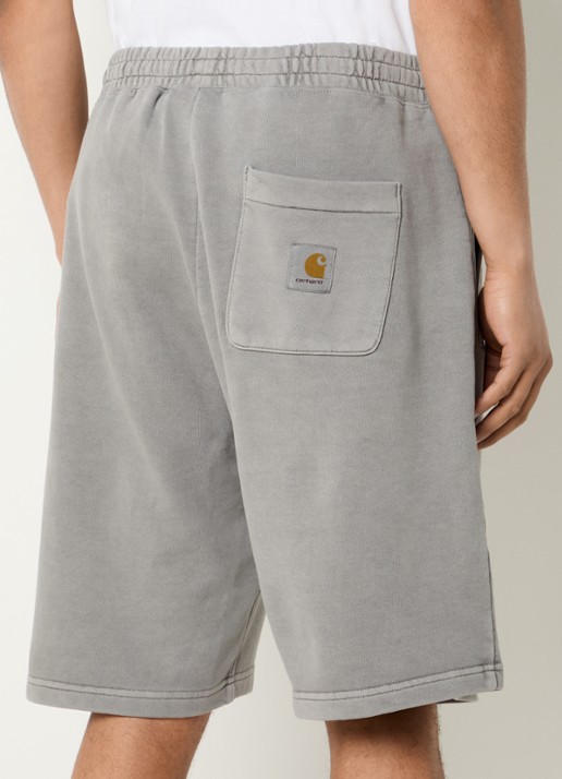 Carhartt WIP Nelson straight fit korte joggingbroek met paspelzakken - achterkant grijs