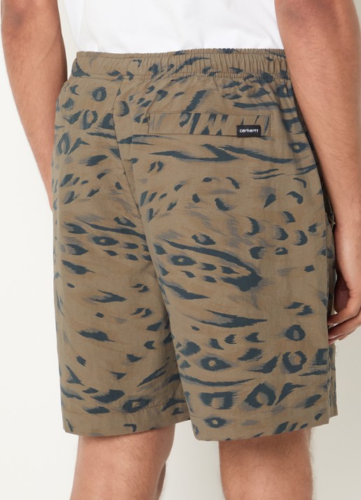 Carhartt WIP Travon wide fit korte broek met print - achterkant mosgroen