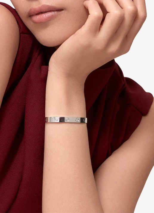 Cartier LOVE bangle open klassiek model van 18 karaat witgoud met 0.10 ct diamant CRB6029917 - voorkant 2 witgoud