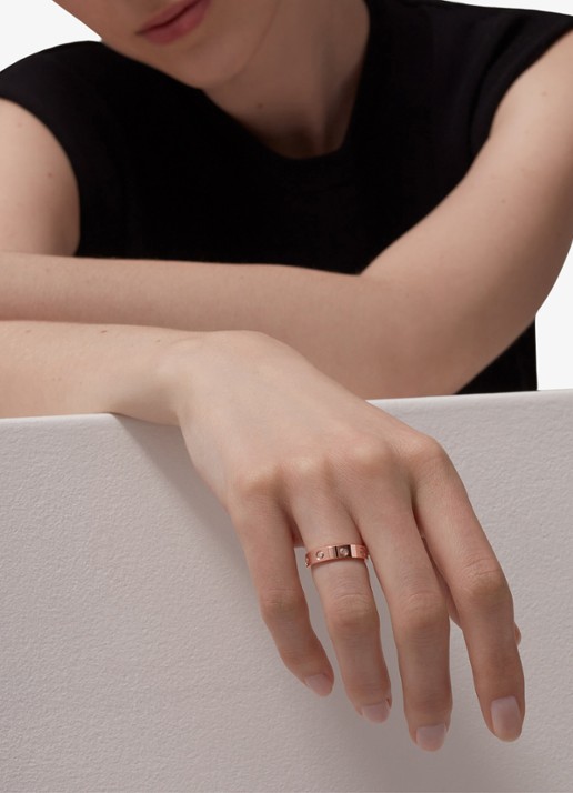 Cartier LOVE trouwring, klein model van 18 karaat roségoud met 0.19 ct diamant CRB4050800 - achterkant roségoud