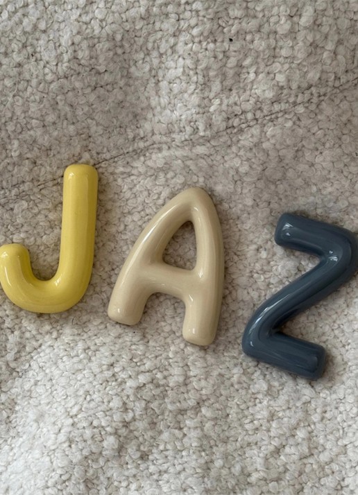 Ceramics by Romy Letter J hanger 10 cm - achterkant 3 geel