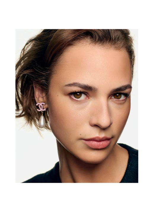 CHANEL CRÈMEGEL MET ZONOVERGOTEN FINISH. NATUURLIJKE HEALTHY GLOW MET ZONGEBRUIND EFFECT. - detail 4 soleil tan medium bronze