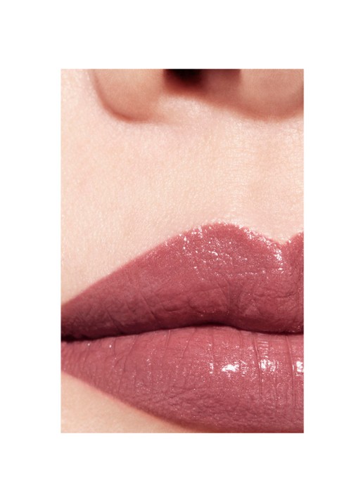 CHANEL DE SATIJNACHTIGE LANGHOUDENDE HYDRATERENDE EN GLADSTRIJKENDE VERZORGENDE LIPPENSTIFT  - detail 5 crush