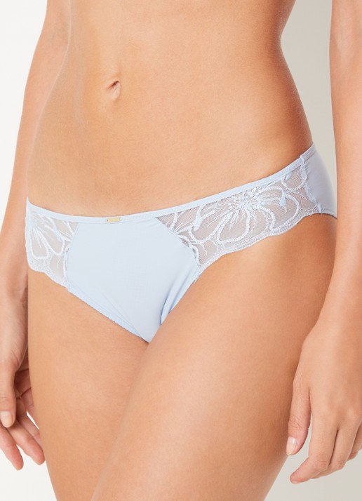 Chantelle Fleurs slip van mesh met borduring en lurex - voorkant 2 lichtblauw