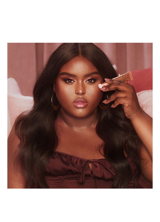 Charlotte Tilbury Pillow Talk Beauty Light Wand - Limited Edition vloeibare blush & highlighter - voorkant 5 medium/deep