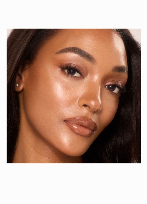 Charlotte Tilbury Unreal Skin Sheer Glow Tint - hydraterende foundation stick - detail 2 10 tan