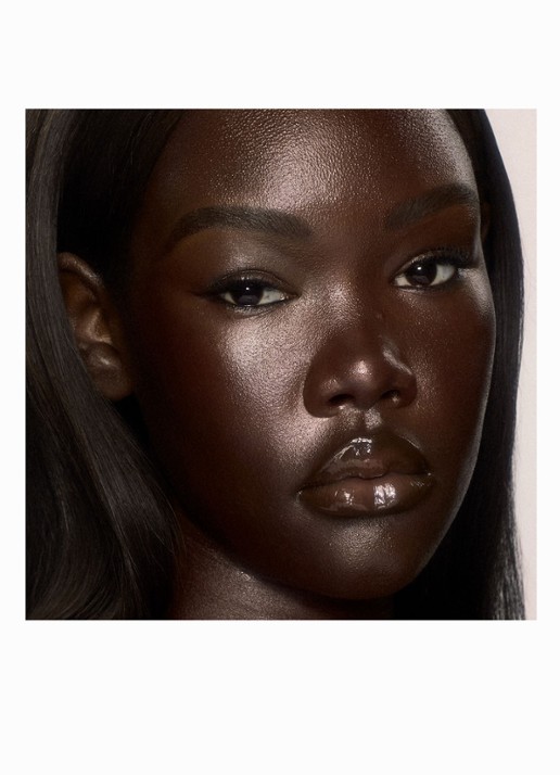Charlotte Tilbury Unreal Skin Sheer Glow Tint - hydraterende foundation stick - detail 4 17 deep