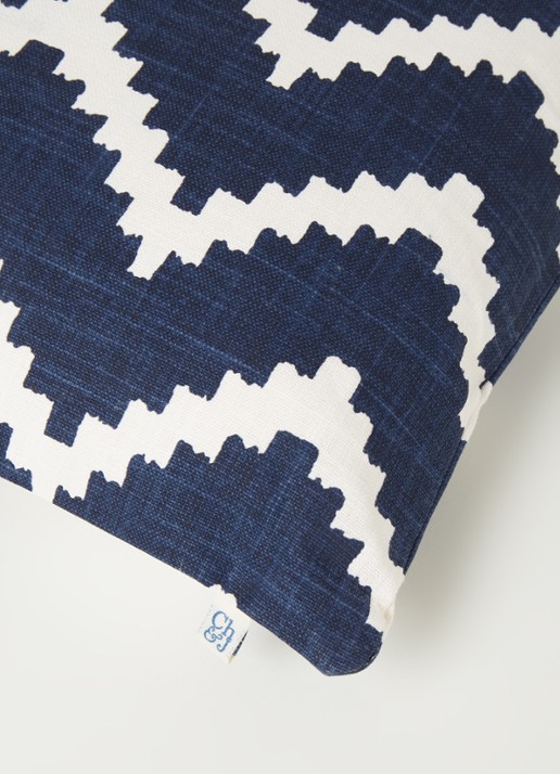 Chhatwal & Jonsson Ikat Sema waterafstotend sierkussen 40 x 60 cm - detail 3 donkerblauw