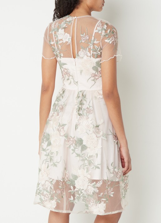 Chi Chi London Floral Embroidered midi jurk van satijn met kant - achterkant creme