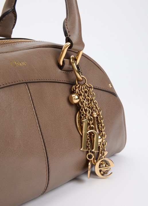 Chloé Bowling handtas van kalfsleer met kettingdetail - detail 5 lichtbruin