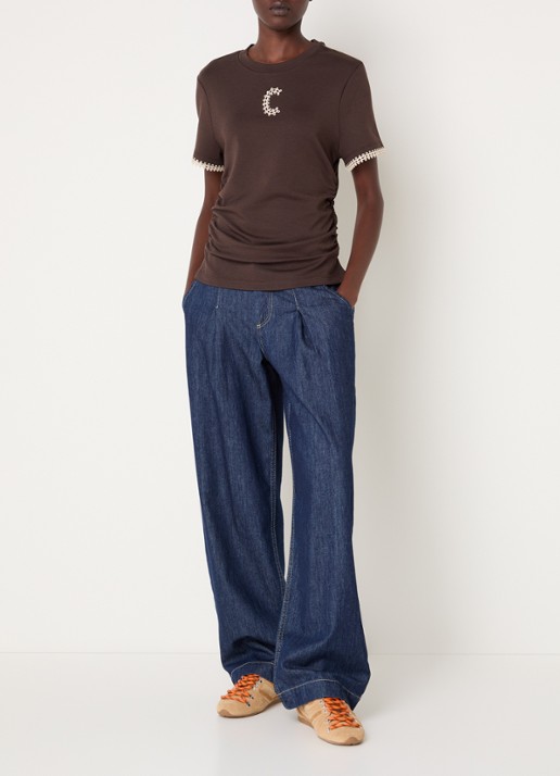 Claudie Pierlot Asymmetrisch T-shirt met borduring en plooidetail - voorkant 4 hazelnootbruin