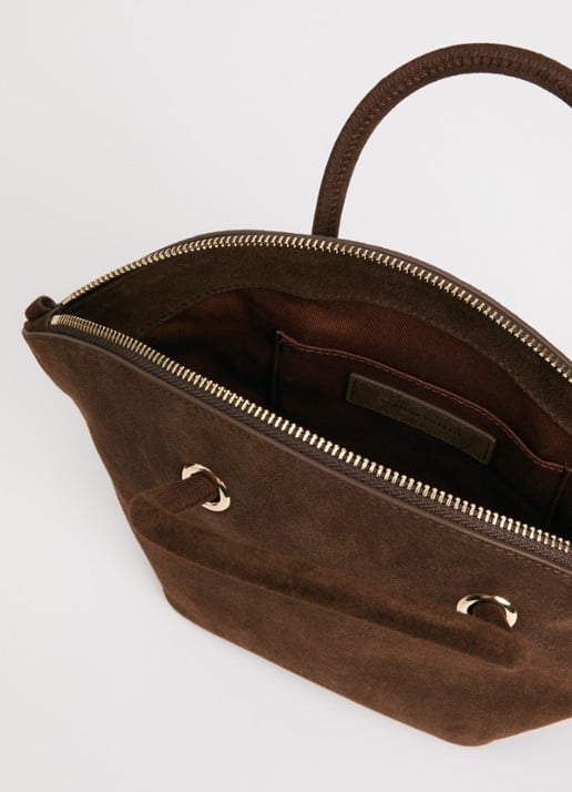 Claudie Pierlot Grelot crossbodytas van suède en verstelbare schouderriem - detail chocoladebruin