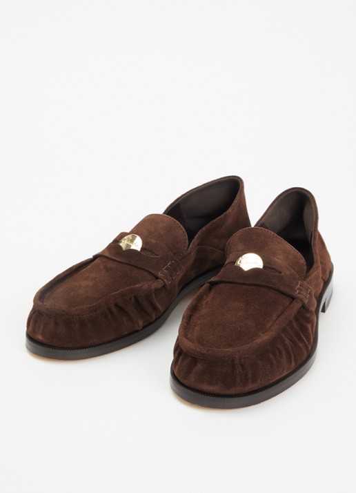 Claudie Pierlot Penny loafer van kalfssuède met logo - detail chocoladebruin