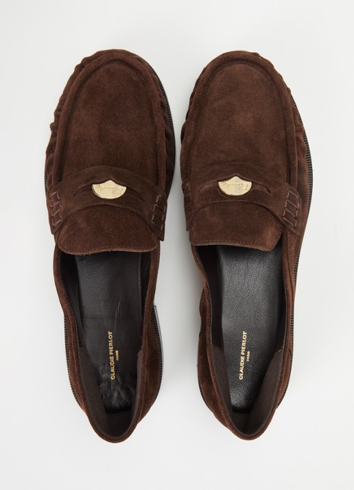 Claudie Pierlot Penny loafer van kalfssuède met logo - detail 2 chocoladebruin