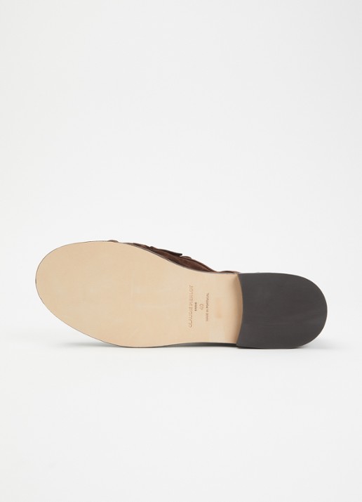 Claudie Pierlot Penny loafer van kalfssuède met logo - detail 3 chocoladebruin