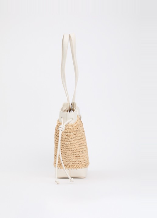 Claudie Pierlot Schoudertas van raffia met details van kalfsleer - detail 3 gebroken wit