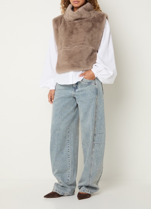Co'Couture Fera spencer van imitatiebont met opstaande kraag - voorkant 3 gebroken wit