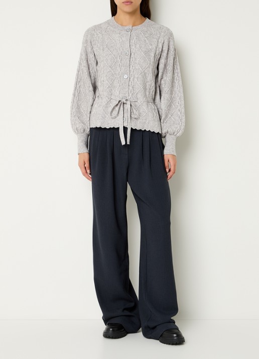 Co'Couture Row kabelgebreid vest met strikceintuur  - voorkant 2 grijsmele