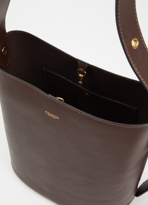 Coach Bleecker Bucket schoudertas van leer met uitneembare etui - detail 4 donkerbruin