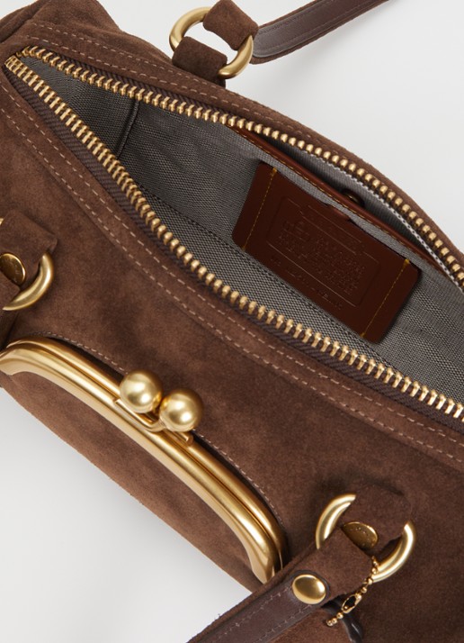 Coach Kiss Barel 28 schoudertas van suède - detail chocoladebruin