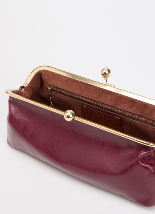 Coach Kisslock Frame 30 clutch van lakleer met afneembare schouderriem - detail cranberryrood