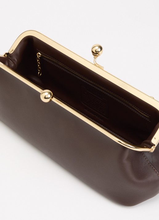 Coach Kisslock Frame 30 clutch van leer met afneembare schouderriem - detail 2 donkerbruin
